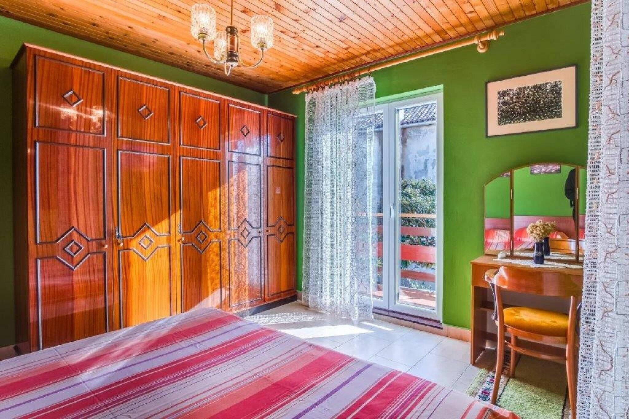 3 bedrooms, iron/ironing board, free WiFi