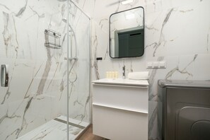 Studio, balcon | Salle de bain