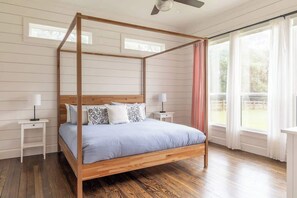 4 bedrooms, iron/ironing board, WiFi, bed sheets