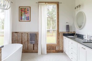 Regadera, secadora de cabello, jabón, shampoo 