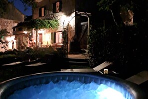 Outdoor spa tub