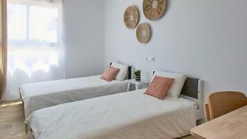 4 kamar tidur, setrika/meja setrika, Wi-Fi gratis, dan seprai linen