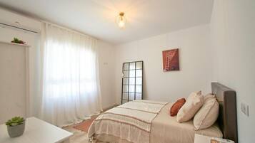4 bedrooms, iron/ironing board, free WiFi, bed sheets