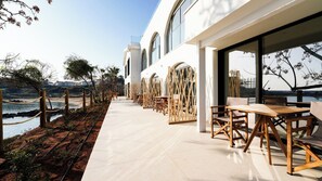 Terrace/patio - Sirena Bay Beach House And Luxury Suites (Paralimni)
