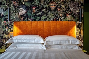 Habitación cuádruple de lujo | Ropa de cama de alta calidad, edredón y camas con efecto memoria 