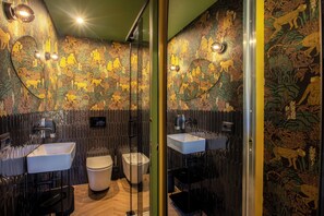 Classic Quadruple Room | Bathroom | Shower, rainfall showerhead, hair dryer, bidet - Residenza Madiba (Florence)