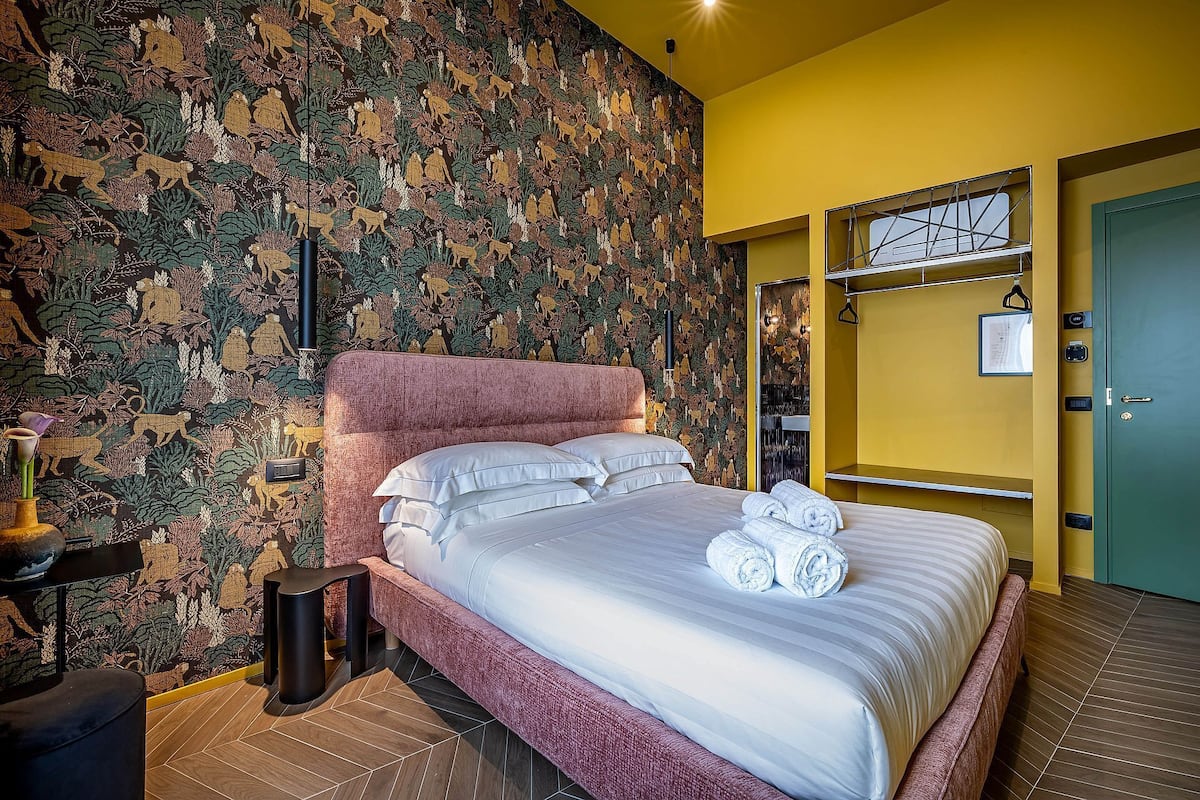 Klassieke vierpersoonskamer | Luxe beddengoed, donzen dekbedden, bedden met traagschuimmatras