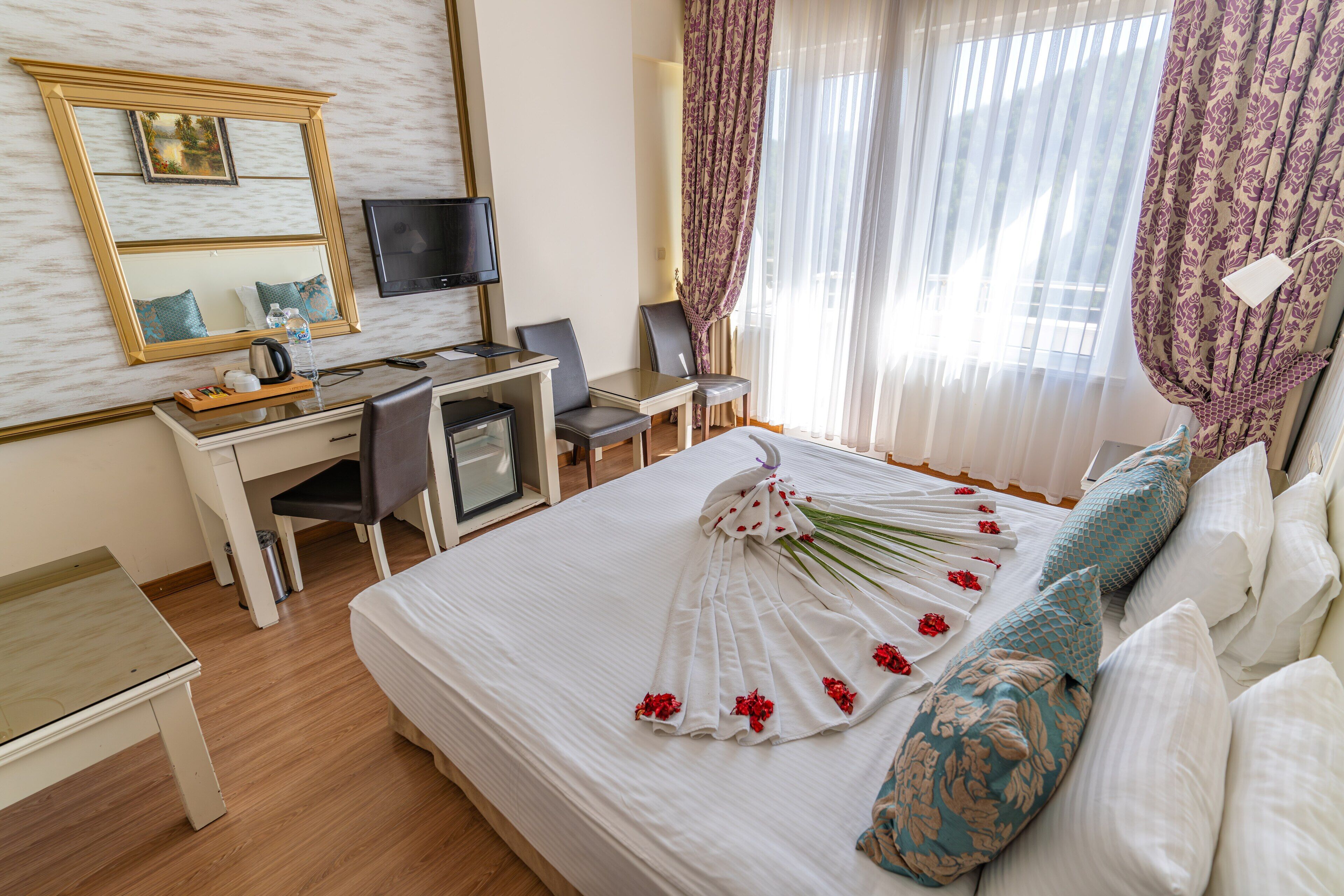 Standard Tek Büyük veya İki Ayrı Yataklı Oda, Balkon, Kısmi Göl Manzaralı | Odada kasa, ücretsiz kablosuz İnternet, çarşaf takımı 