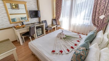 Standard Tek Büyük veya İki Ayrı Yataklı Oda, Balkon, Kısmi Göl Manzaralı | Odada kasa, ücretsiz kablosuz İnternet, çarşaf takımı