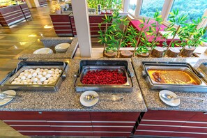 Café da manhã com buffet grátis todos os dias