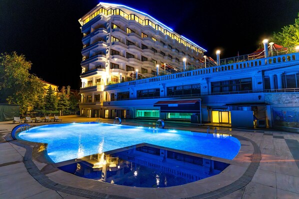 2 piscines couvertes, piscine extérieure (ouverte en saison)