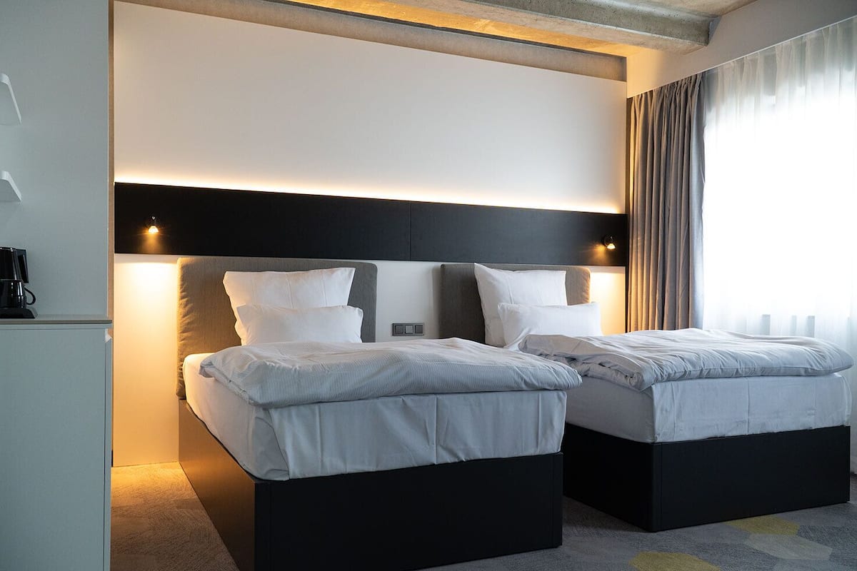 1 quarto, cofres nos quartos, escrivaninha, cortinas blackout