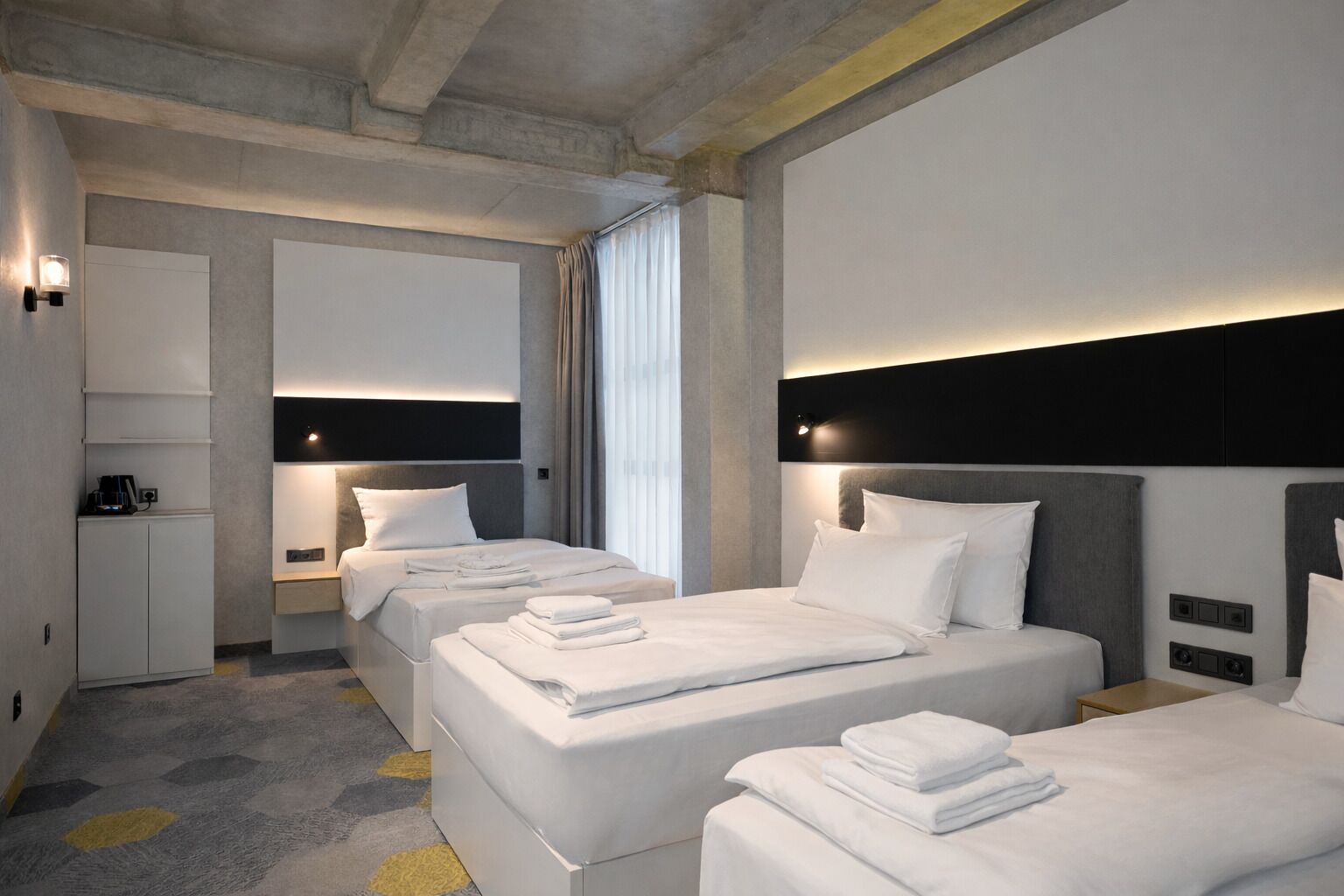 Superior-herbergi fyrir þrjá | Öryggishólf í herbergi, skrifborð, myrkratjöld/-gardínur