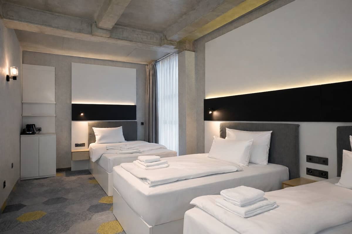 Superior-Dreibettzimmer | Zimmersafe, Schreibtisch, Verdunkelungsvorhänge, kostenloses WLAN