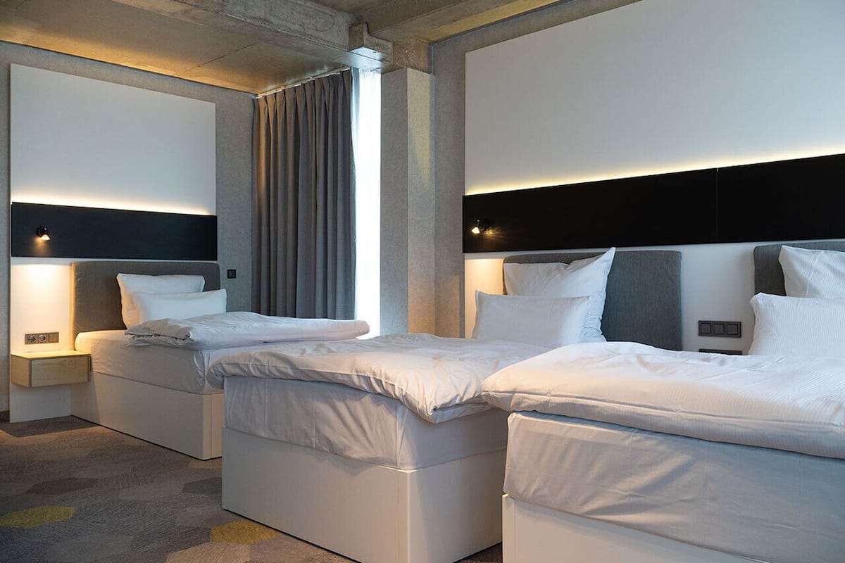 Quarto triplo superior | 1 quarto, cofres nos quartos, escrivaninha, cortinas blackout