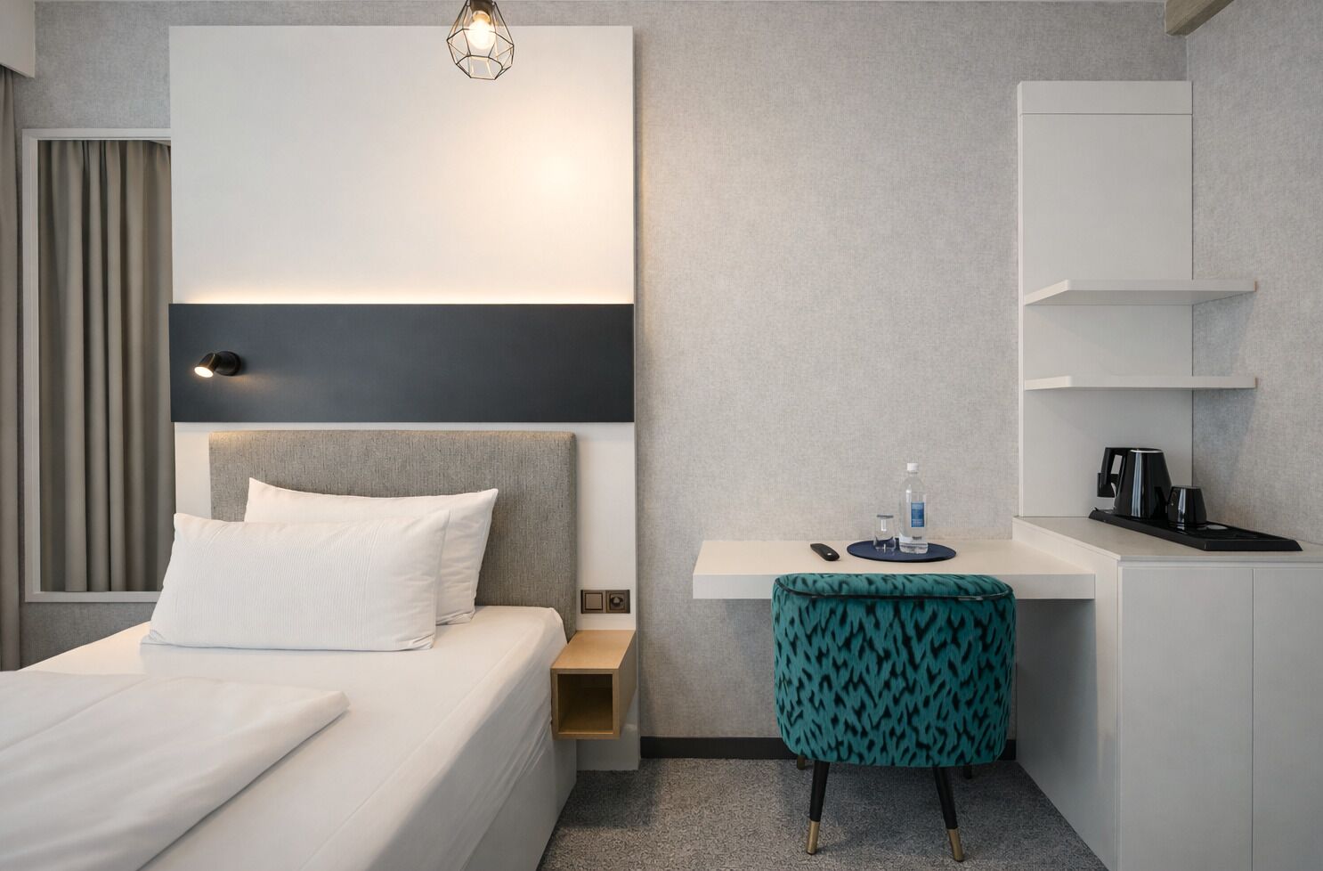 Chambre Simple Supérieure | Coffres-forts dans les chambres, bureau, rideaux occultants