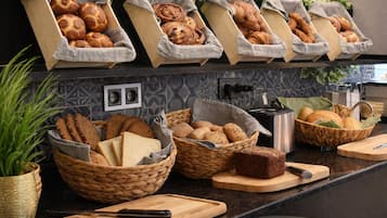 Desayuno buffet diario (EUR 18.9 por persona)