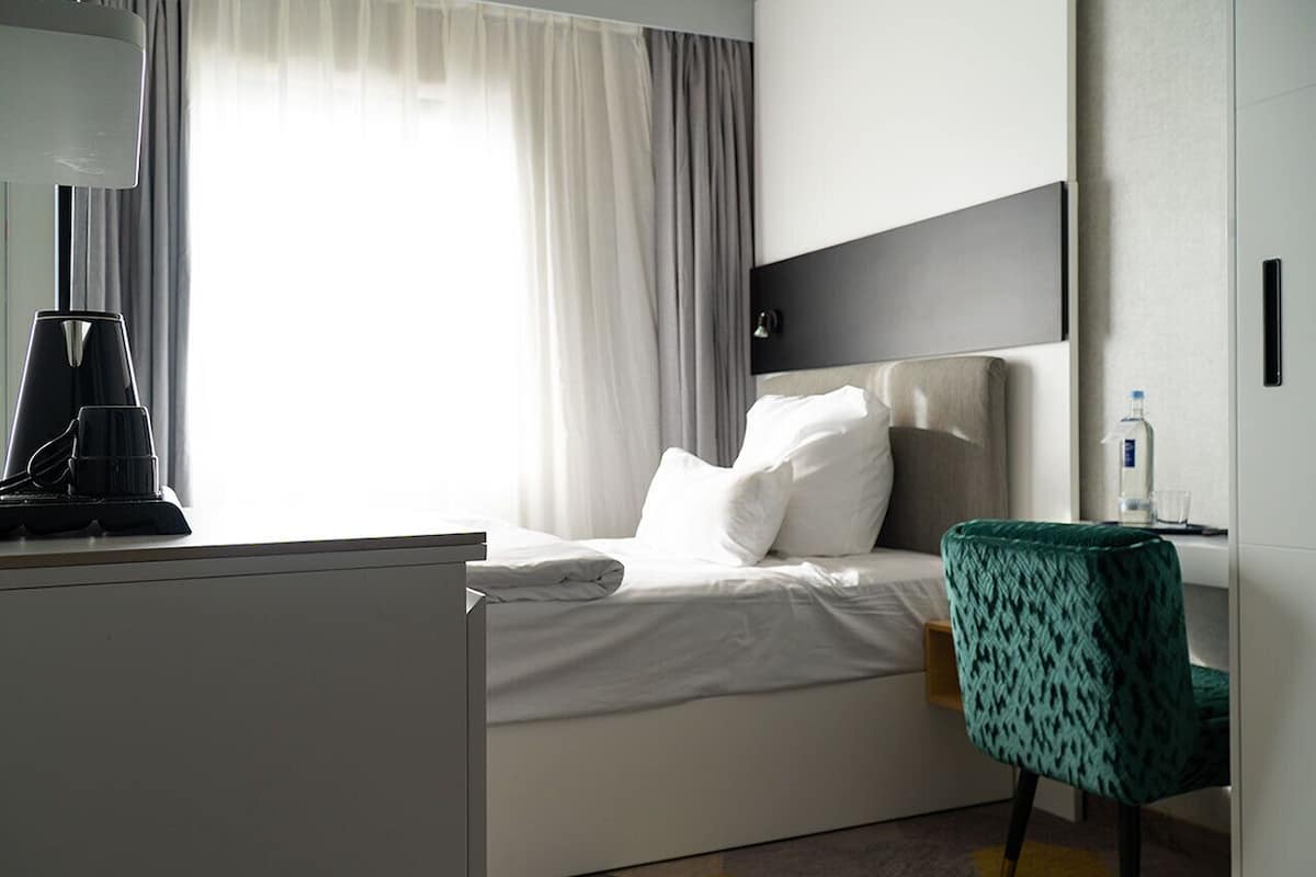 1 quarto, cofres nos quartos, escrivaninha, cortinas blackout