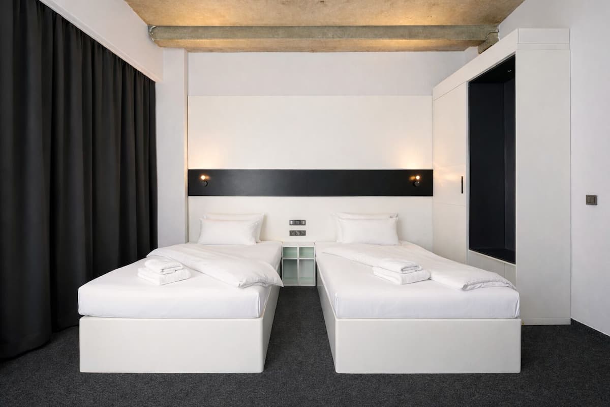 Economy-Zweibettzimmer | Zimmersafe, Schreibtisch, Verdunkelungsvorhänge, kostenloses WLAN