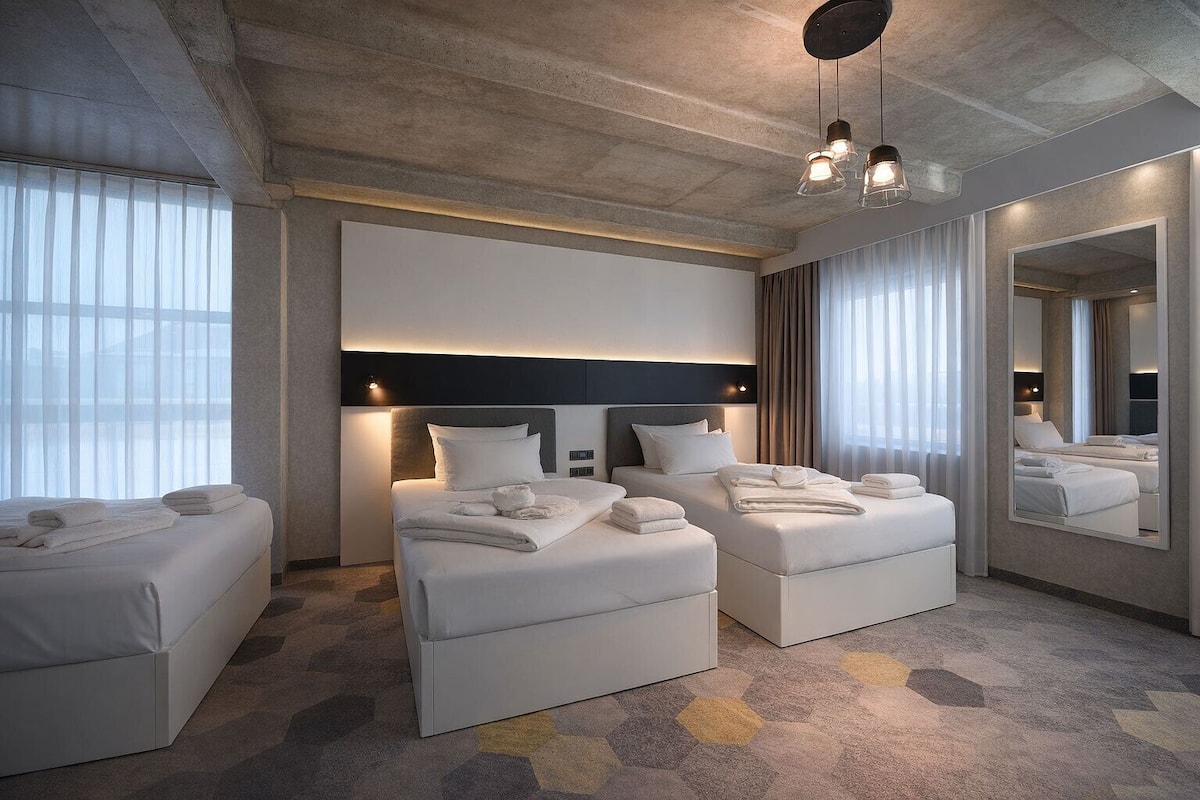 Superior-Dreibettzimmer | Zimmersafe, Schreibtisch, Verdunkelungsvorhänge, kostenloses WLAN