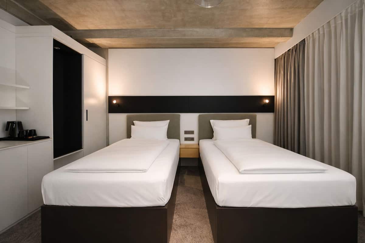 Superior-Zweibettzimmer | Zimmersafe, Schreibtisch, Verdunkelungsvorhänge, kostenloses WLAN