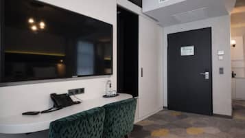 Caja de seguridad en la habitación, escritorio y cortinas blackout