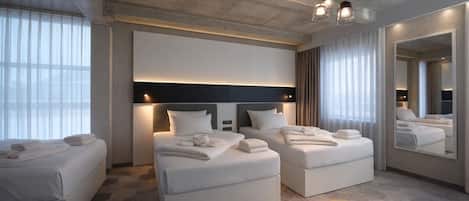 Caja de seguridad en la habitación, escritorio y cortinas blackout