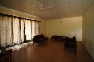 Quarto família, vista para a cidade | Área de estar | TV LED 20 polegadas com canais digitais