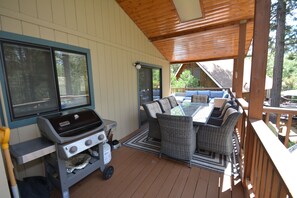 Outdoor dining - SunRidge at Willow Cove (Bass Lake)