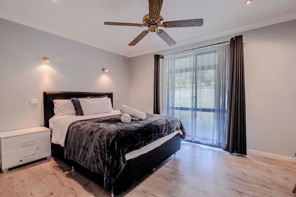 3 bedrooms, iron/ironing board, WiFi, bed sheets