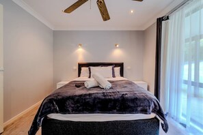 5 bedrooms, iron/ironing board, WiFi, bed sheets