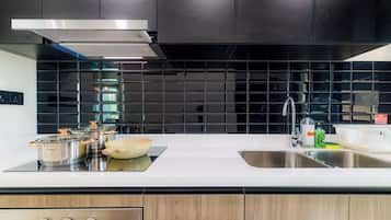 Superior Apartment, 2 Bedrooms, Kitchen, City View | Private kitchen | Fridge, microwave, stovetop, cookware/dishes/utensils