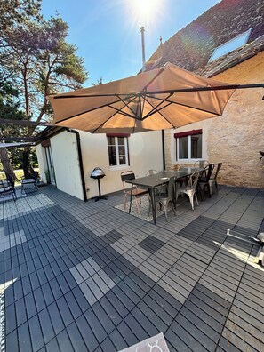 Outdoor dining - Le Gîte du Château Mouton  (Châtenoy-le-Royal)