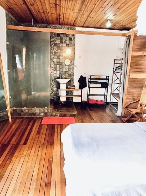 1 habitación, escritorio, tabla de planchar con plancha y wifi 