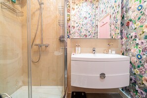 Leilighet | Bad | Dusj, toalettartikler (inkludert), hårføner og håndklær