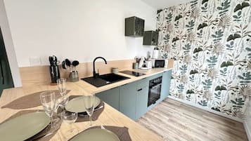 Geladeira, micro-ondas, fogão, cooktop