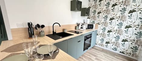 Een koelkast, een microgolfoven, een oven, een kookplaat