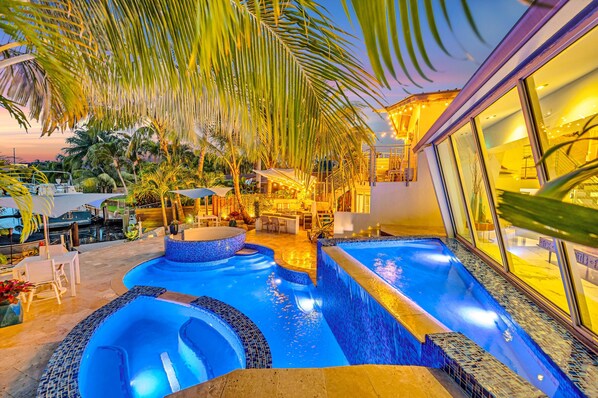 حمّام سباحة مُدفَّأ