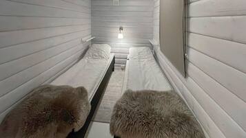 5 bedrooms, travel crib, free WiFi