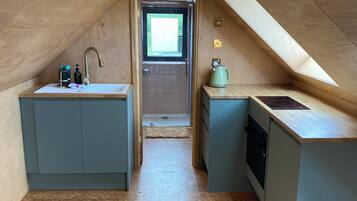 Four, cafetiĂšre/bouilloire, batterie de cuisine, vaisselle et ustensiles