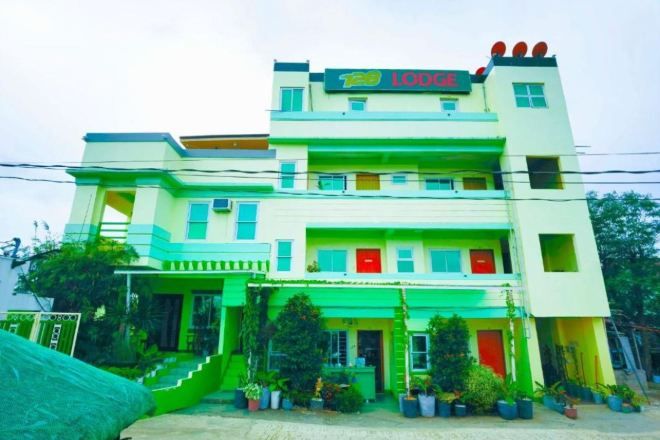 Un edificio de varios pisos con un letrero que dice 'LOCO'.