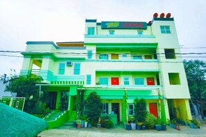A multi-story building with a sign that reads 'LOCO'. - RedDoorz @ D128 Lodge Cagayan Valley (Tuguegarao)