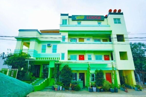 A multi-story building with a sign reading 'LOFT'. - RedDoorz @ D128 Lodge Cagayan Valley (Tuguegarao)
