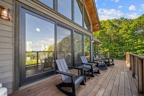Terrace/patio - The Tipsy Bear at Eagles Nest - Views, Vineyard, hot tub (Elk Park)