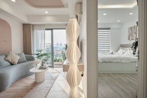 Appartement Supérieur, 1 chambre, cuisine, vue ville | Coin séjour | Télévision de 35 pouces avec chaînes par câble