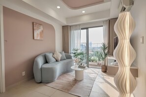 Appartement Supérieur, 1 chambre, cuisine, vue ville | Coin séjour | Télévision de 35 pouces avec chaînes par câble
