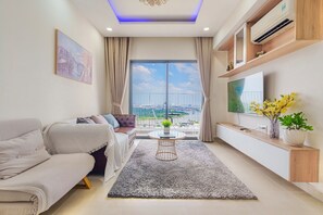 Appartement supérieur, 3 chambres, cuisine, vue sur la ville | Aire de séjour | Téléviseur de 35 po avec télévision par câble