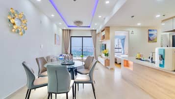 Superior Apartment, 3 Bedrooms, Kitchen, City View | In-room dining