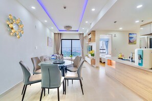 Apartemen Superior, 3 kamar tidur, dapur, pemandangan kota | Makan di kamar