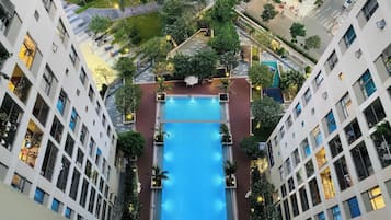 Indoor/outdoor pool